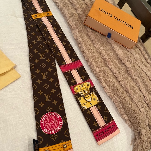 Louis Vuitton Women’s Scarf - Picture 4 of 9